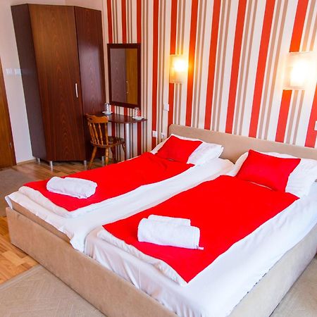 Hotel Pine スコピエ エクステリア 写真