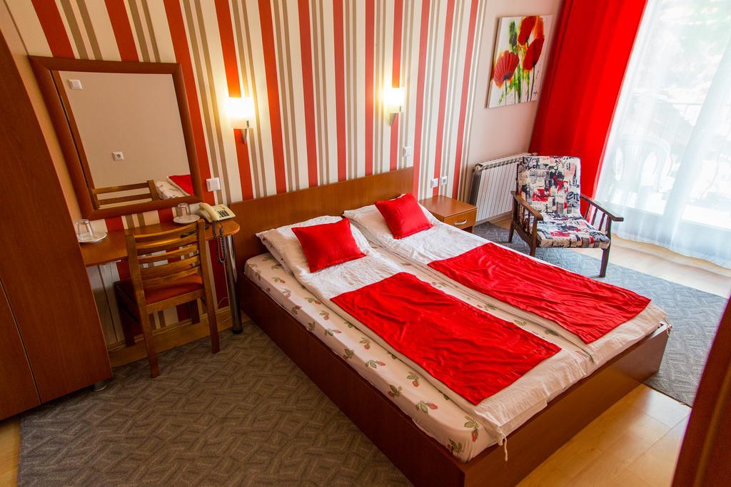 Hotel Pine スコピエ エクステリア 写真