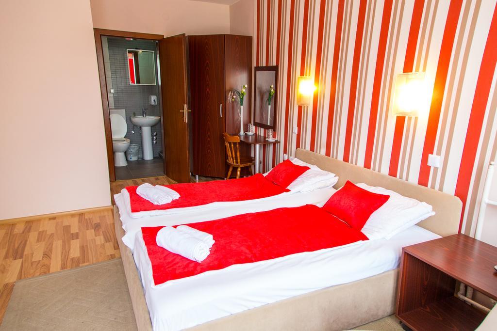 Hotel Pine スコピエ エクステリア 写真