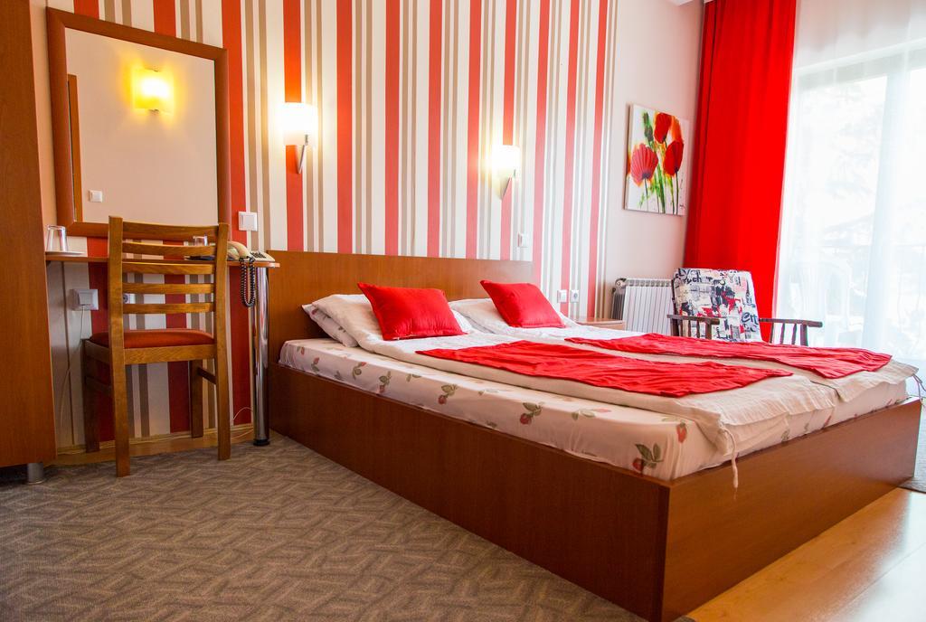 Hotel Pine スコピエ エクステリア 写真
