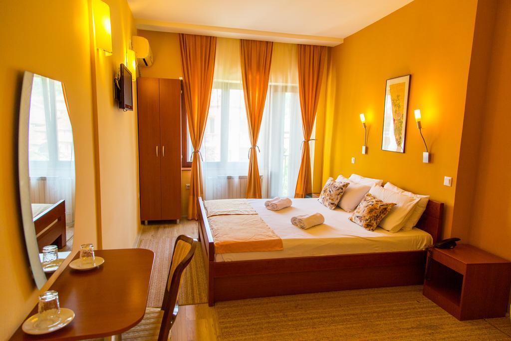 Hotel Pine スコピエ エクステリア 写真