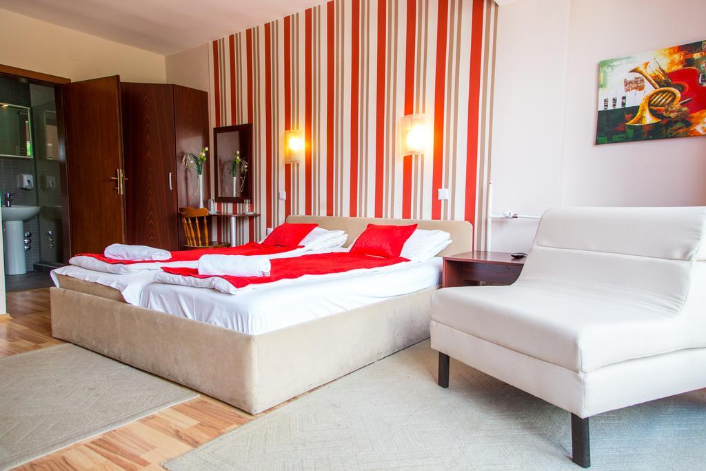 Hotel Pine スコピエ エクステリア 写真