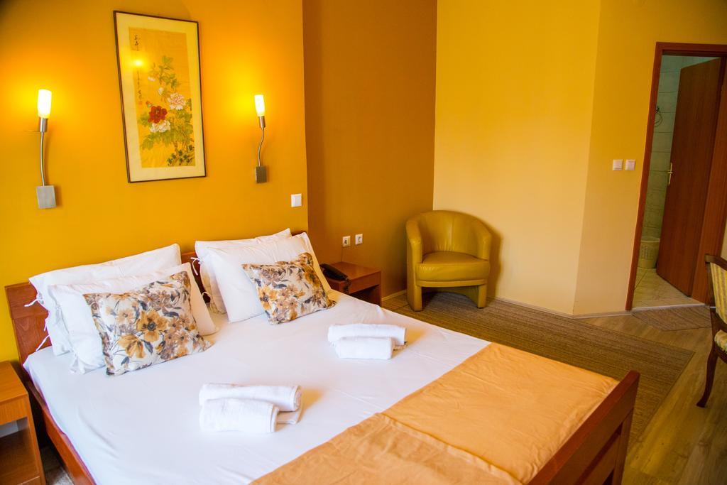 Hotel Pine スコピエ エクステリア 写真