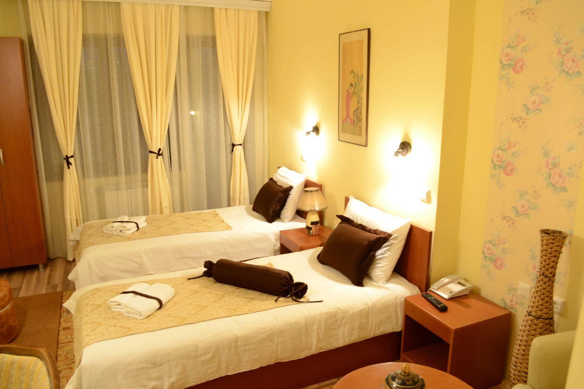 Hotel Pine スコピエ エクステリア 写真