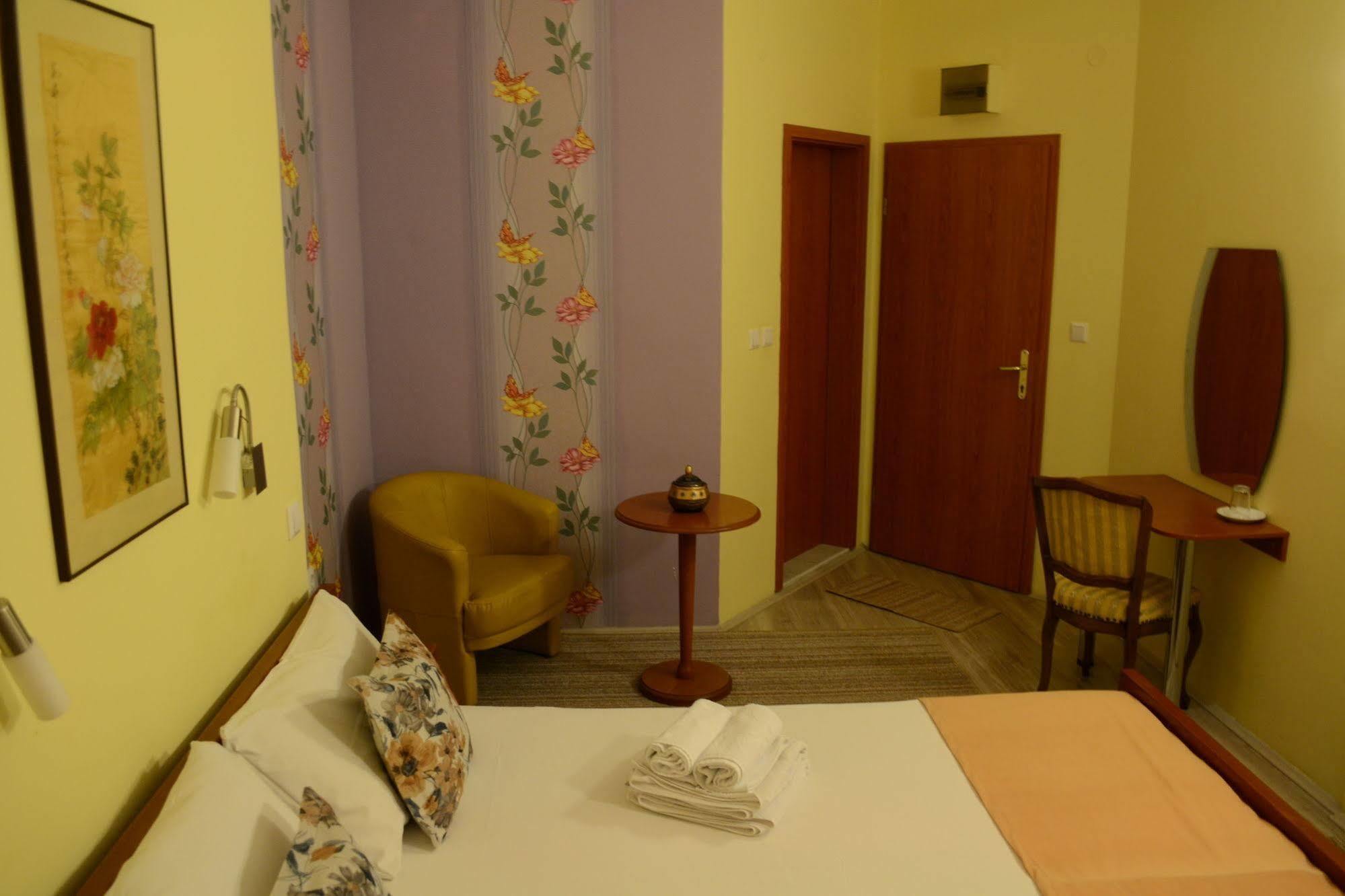 Hotel Pine スコピエ エクステリア 写真