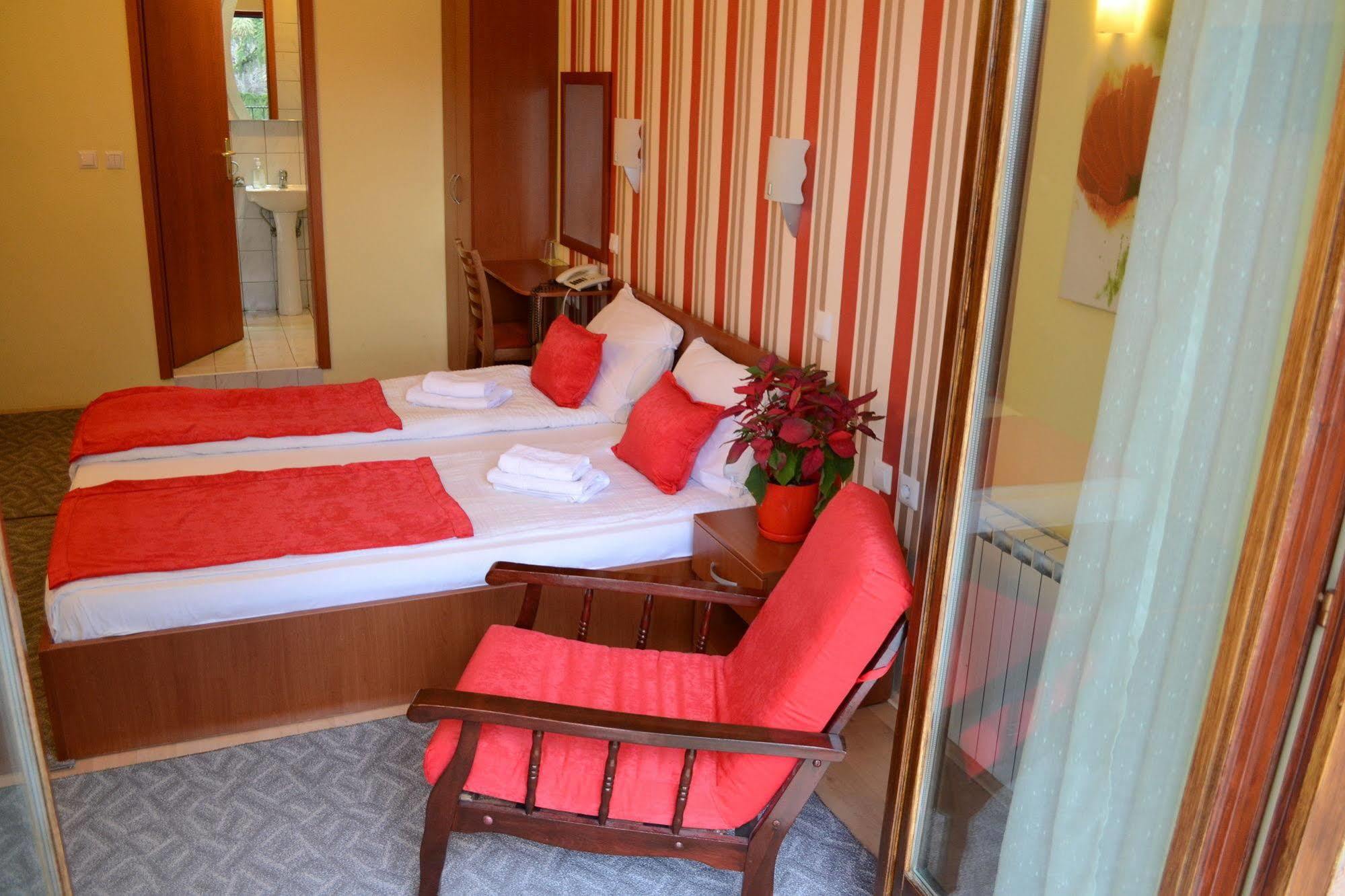Hotel Pine スコピエ エクステリア 写真