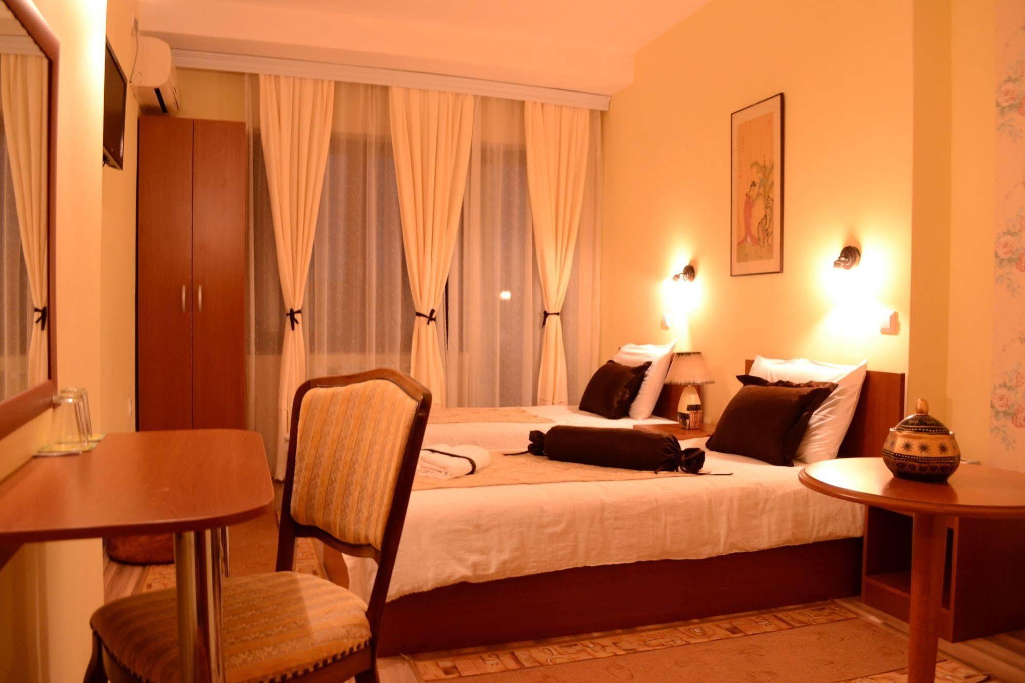 Hotel Pine スコピエ エクステリア 写真