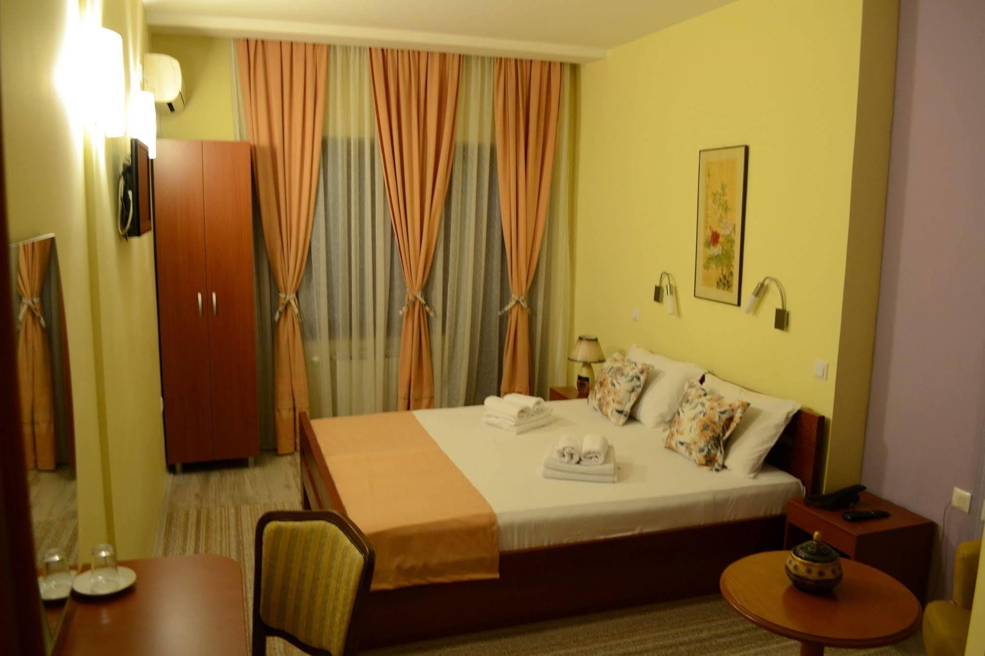 Hotel Pine スコピエ エクステリア 写真