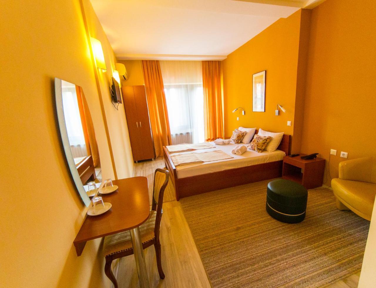 Hotel Pine スコピエ エクステリア 写真