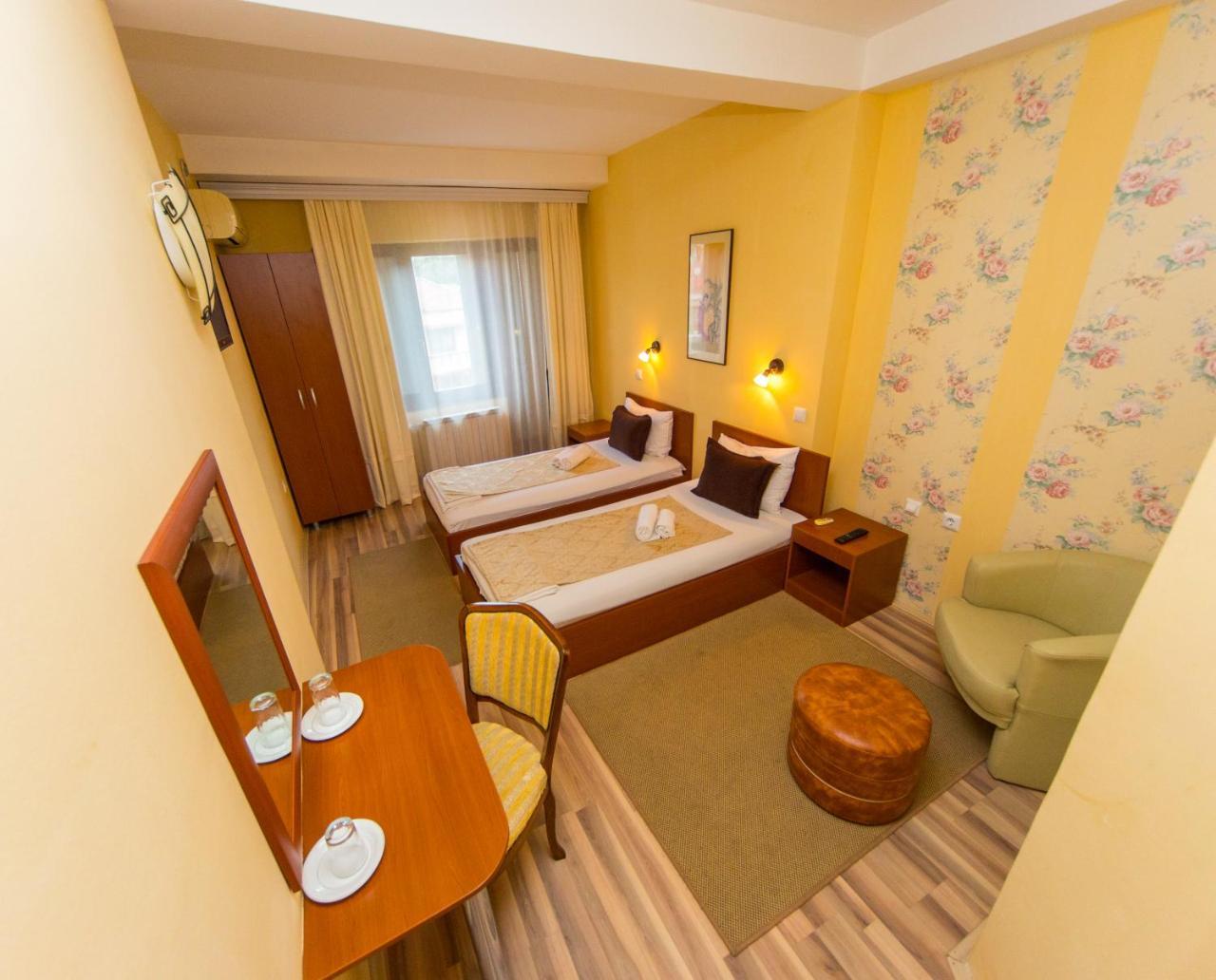 Hotel Pine スコピエ エクステリア 写真