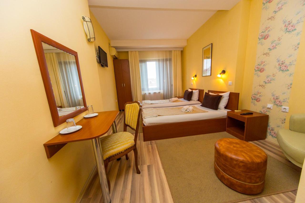 Hotel Pine スコピエ エクステリア 写真