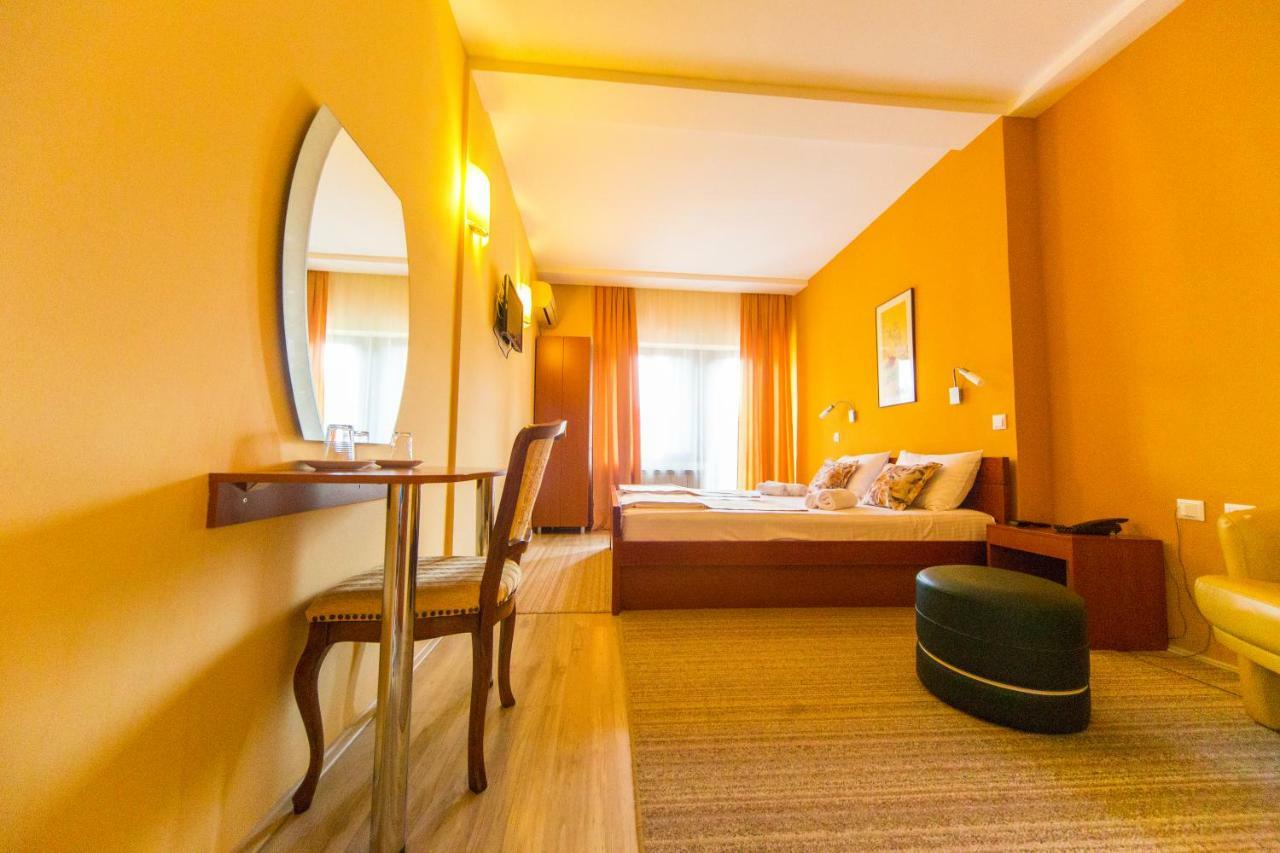 Hotel Pine スコピエ エクステリア 写真
